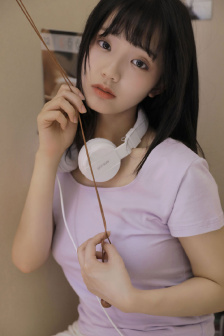 女大学生军训跳舞